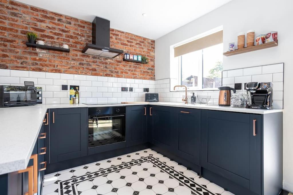 Railway House - Central Warrington - Sleeps 6 Zewnętrze zdjęcie