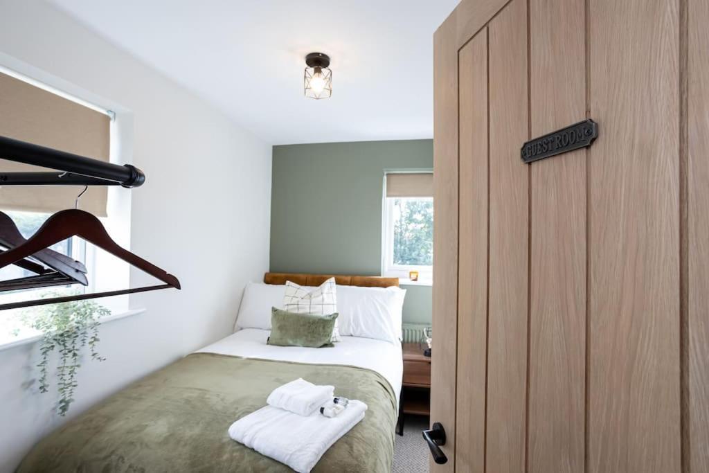 Railway House - Central Warrington - Sleeps 6 Zewnętrze zdjęcie