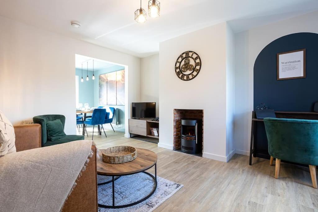 Railway House - Central Warrington - Sleeps 6 Zewnętrze zdjęcie