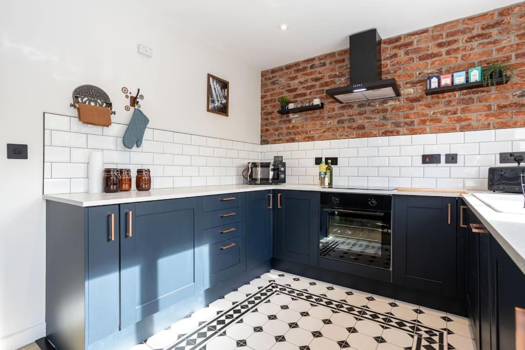 Railway House - Central Warrington - Sleeps 6 Zewnętrze zdjęcie