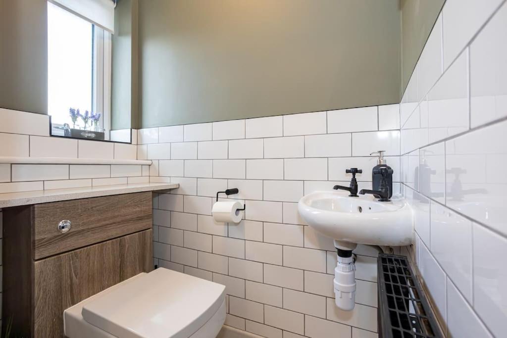 Railway House - Central Warrington - Sleeps 6 Zewnętrze zdjęcie